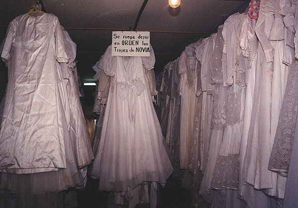 Depósito con trajes de novia donados por quienes la Difunta les cumplió con el pedido. 