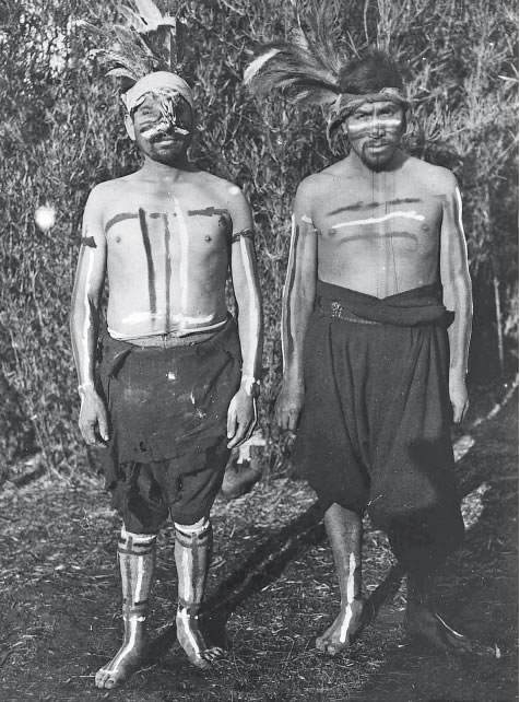 Bailarines del nguillatun. Fotografía de Cl. M. Janvier. Photothèque du Musée de l’Homme, Paris, France