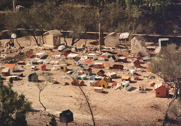 Vista general de las maquetas casas dejadas por los creyentes en señal de agradecimiento. 