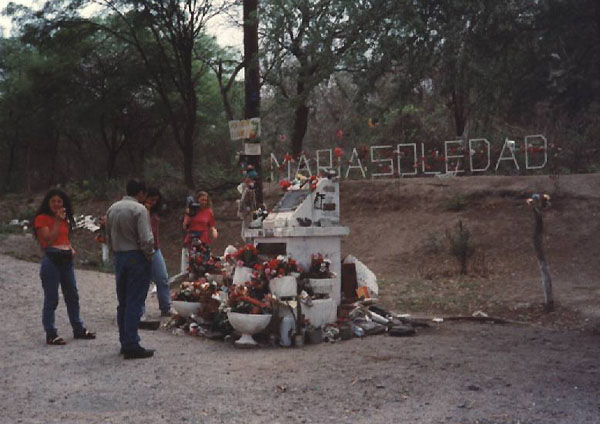 Bernabé Cordero, que oficia voluntariamente de cuidador del monolito, sostiene que la mayoría de los que vienen a pedir y a rezar son mujeres.